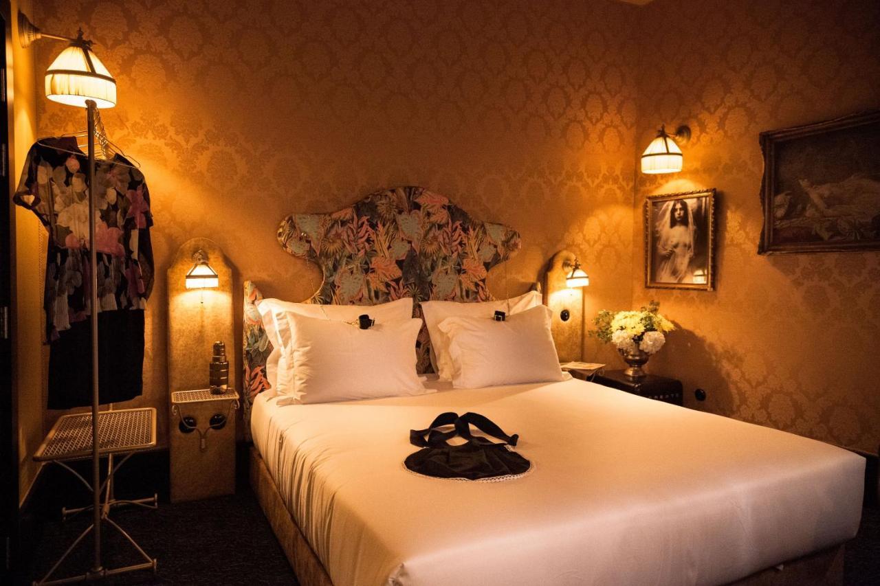 Pensao Amor Madam'S Lodge Lisbon Bagian luar foto