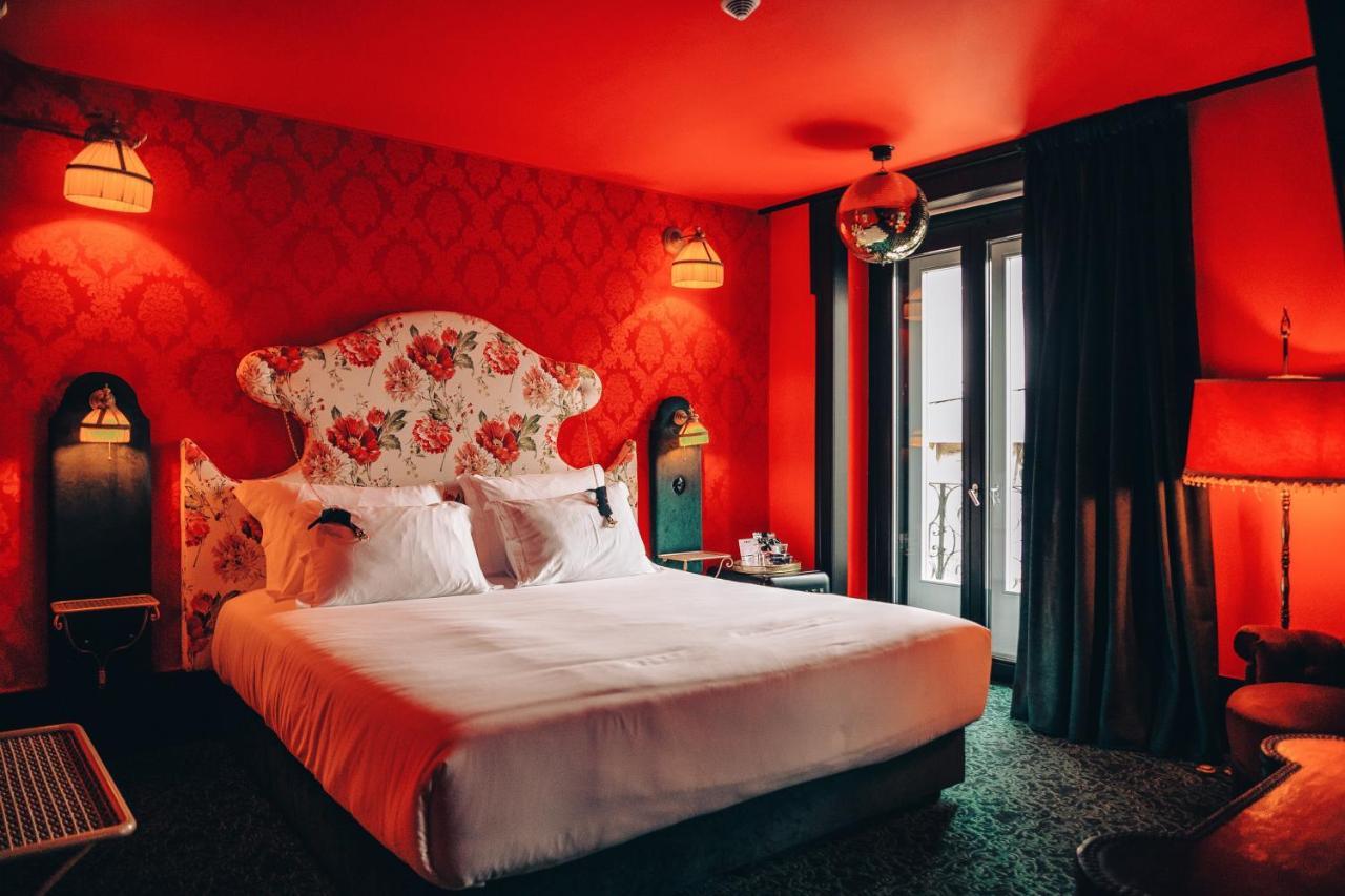 Pensao Amor Madam'S Lodge Lisbon Bagian luar foto