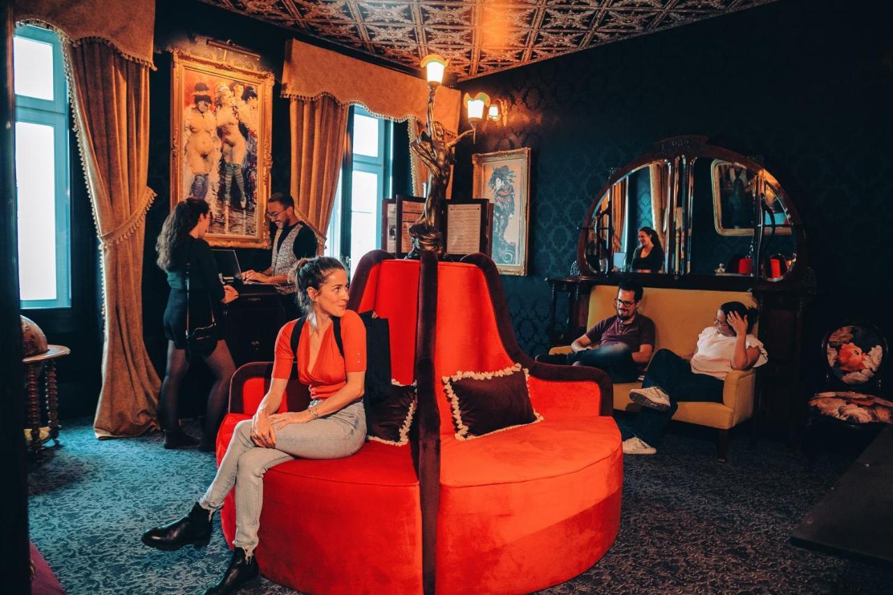Pensao Amor Madam'S Lodge Lisbon Bagian luar foto
