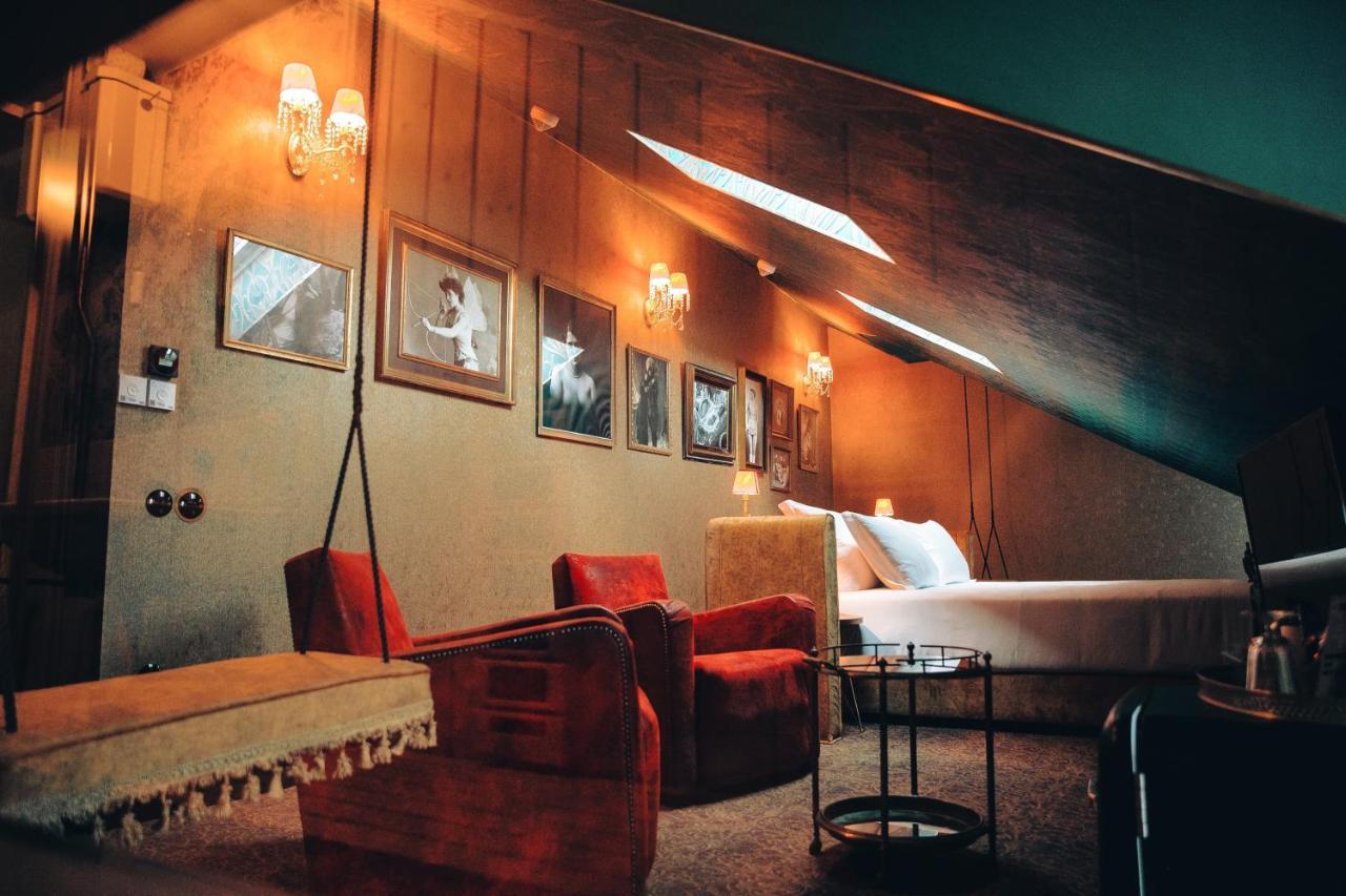 Pensao Amor Madam'S Lodge Lisbon Bagian luar foto