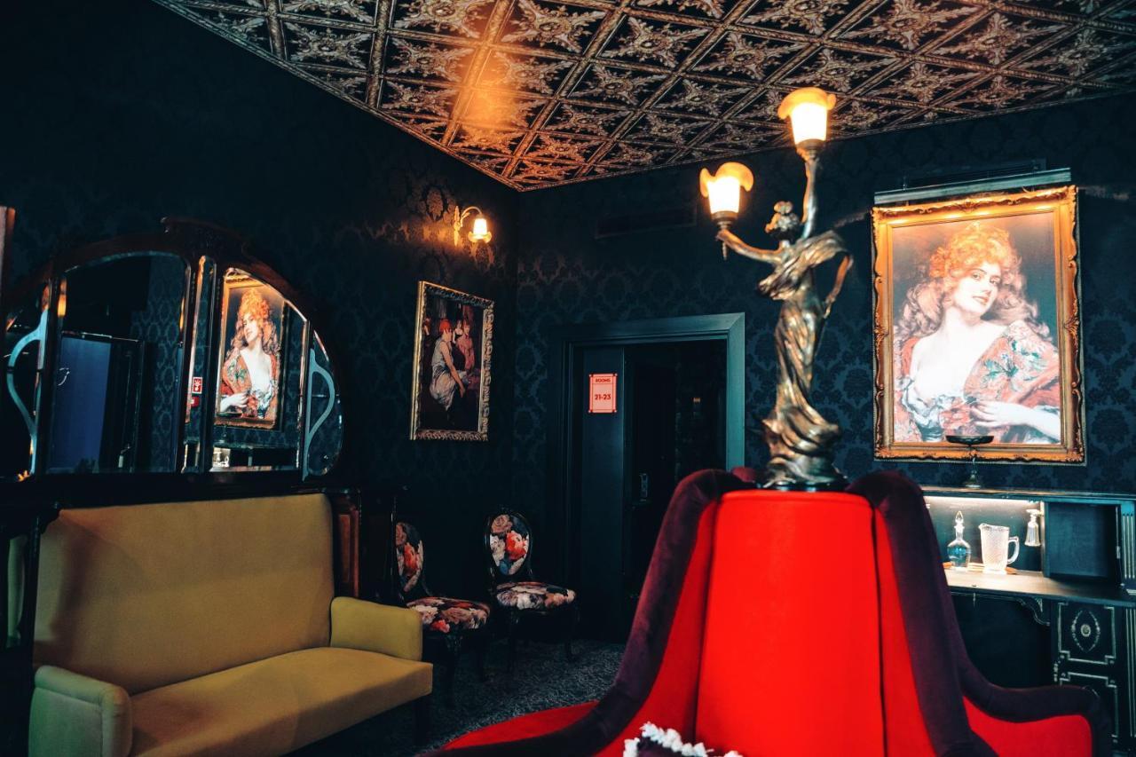 Pensao Amor Madam'S Lodge Lisbon Bagian luar foto